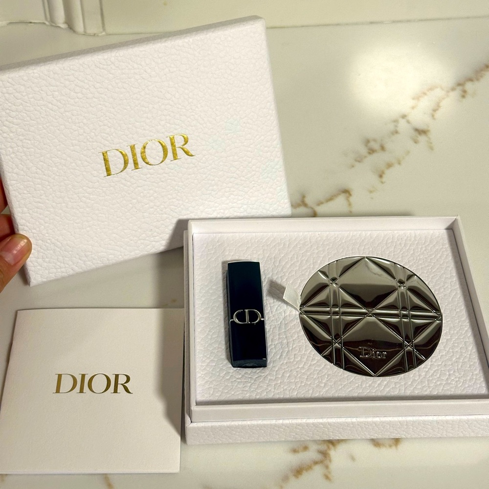 Dior Red Lipstick, DIOR Mirror 🪞NTW
Dior Rouge Lipstick with Compact Mirror